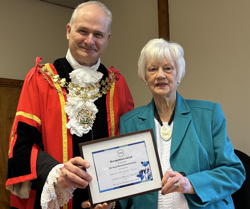 Mayor presents Catherine Dann with RHS award
