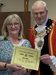 Jane Neave receives award on behalf of FEHG for highest points in other horticulture